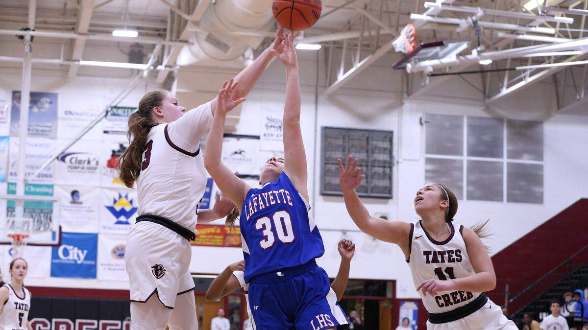 Tates Creek’s Caty Armishaw blocked a shot by Lafayette’s Kylie Noble during last season’s district tournament. The Commodores upset Paul Laurence Dunbar on Wednesday night to advance to this year’s district finals.