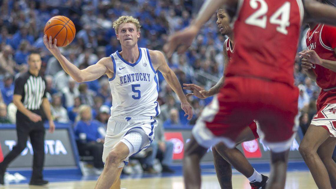Kentucky’s season starts slow, but the Cats still end opening night with a rout