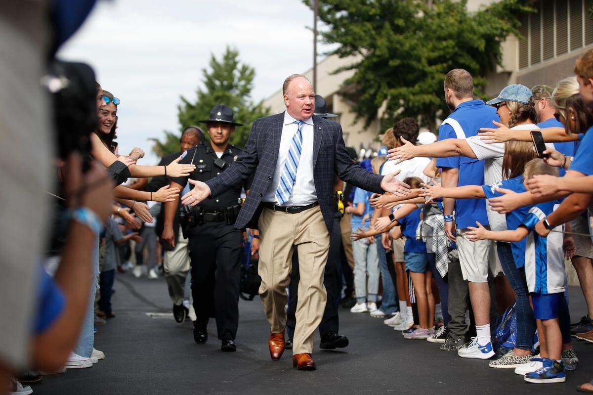 Kentucky football coach Mark Stoops has landed five commitments for the Wildcat’s 2024 recruiting class this week.