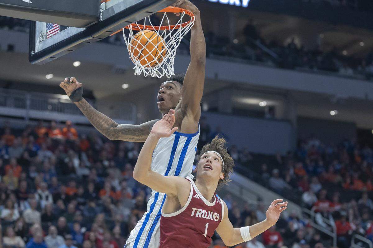 Kentucky center Amari Williams (22) dunks the ball against Troy forward Thomas Dowd (1) during a first-round NCAA Tournament game at Fiserv Forum in Milwaukee.