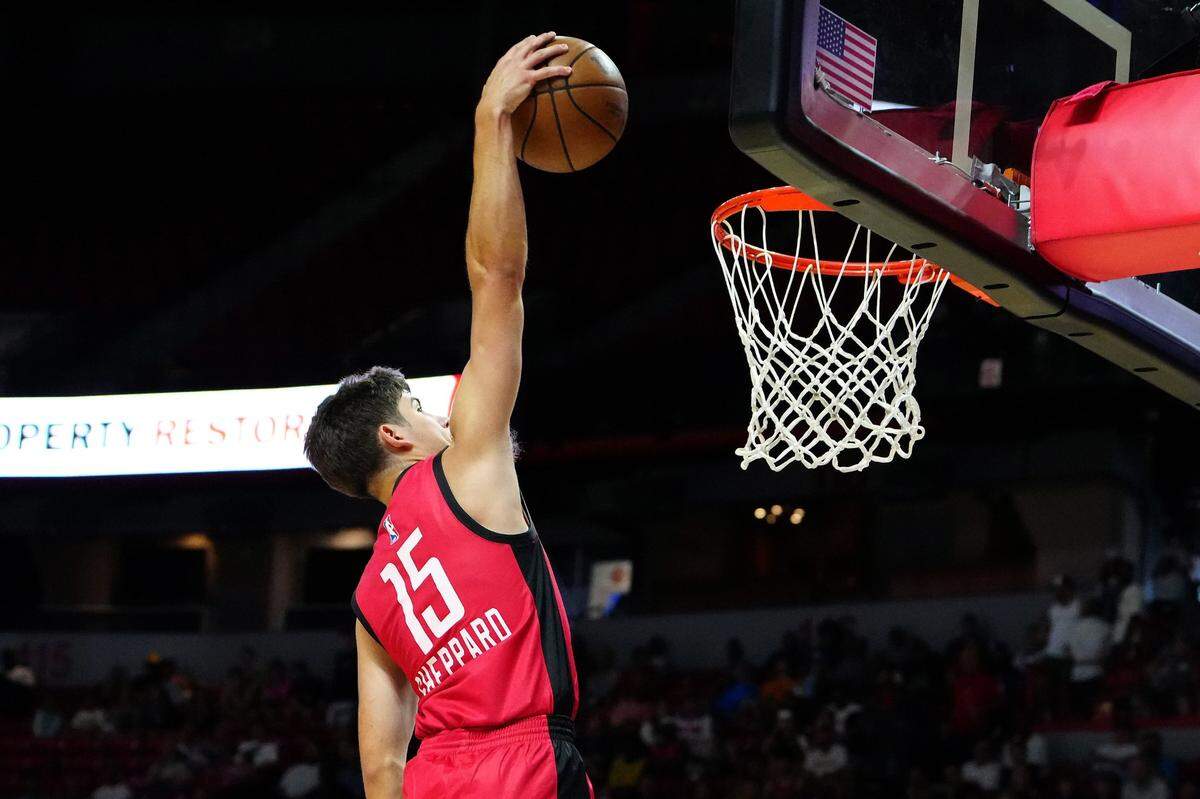 Reed Sheppard drove for a dunk after swiping one of his five steals against Washington on Sunday night in Las Vegas.