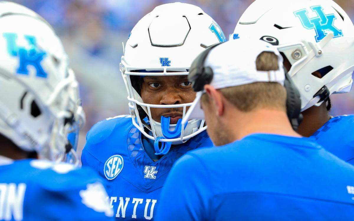 Kentucky tight end Jordan Dingle, center, made his first reception of 2023 last week vs. Eastern Kentucky.