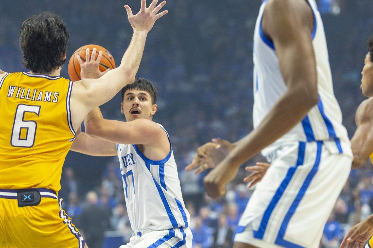 Kentucky’s Kerr Kriisa (77) looks to pass as Lipscomb’s Charlie Williams (6) defends during Tuesday’s game in Rupp Arena.