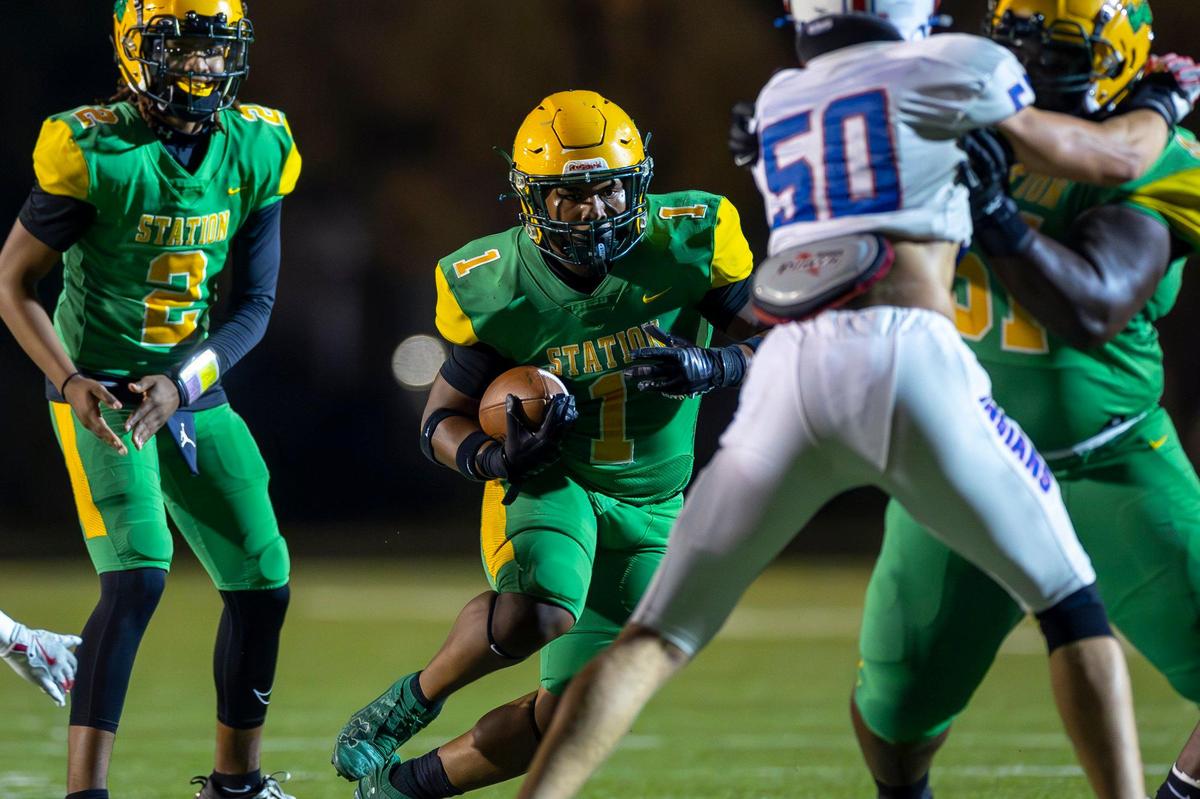 Bryan Station’s Kalen Washington (1) scored both Defenders touchdowns against Madison Central on Oct. 25.