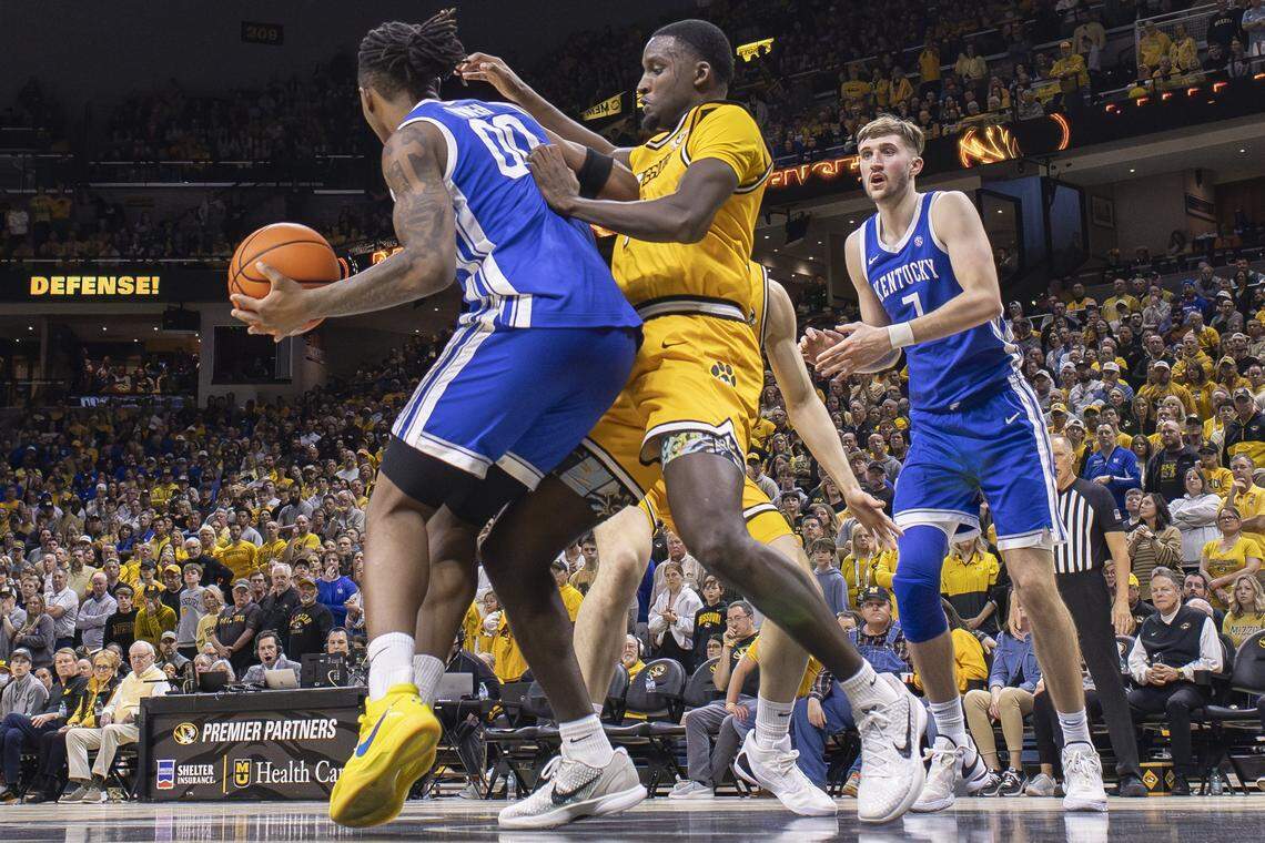 Marques Warrick, playing for Missouri, battled Kentucky’s Otega Oweh during their game in Columbia, Mo., last March.