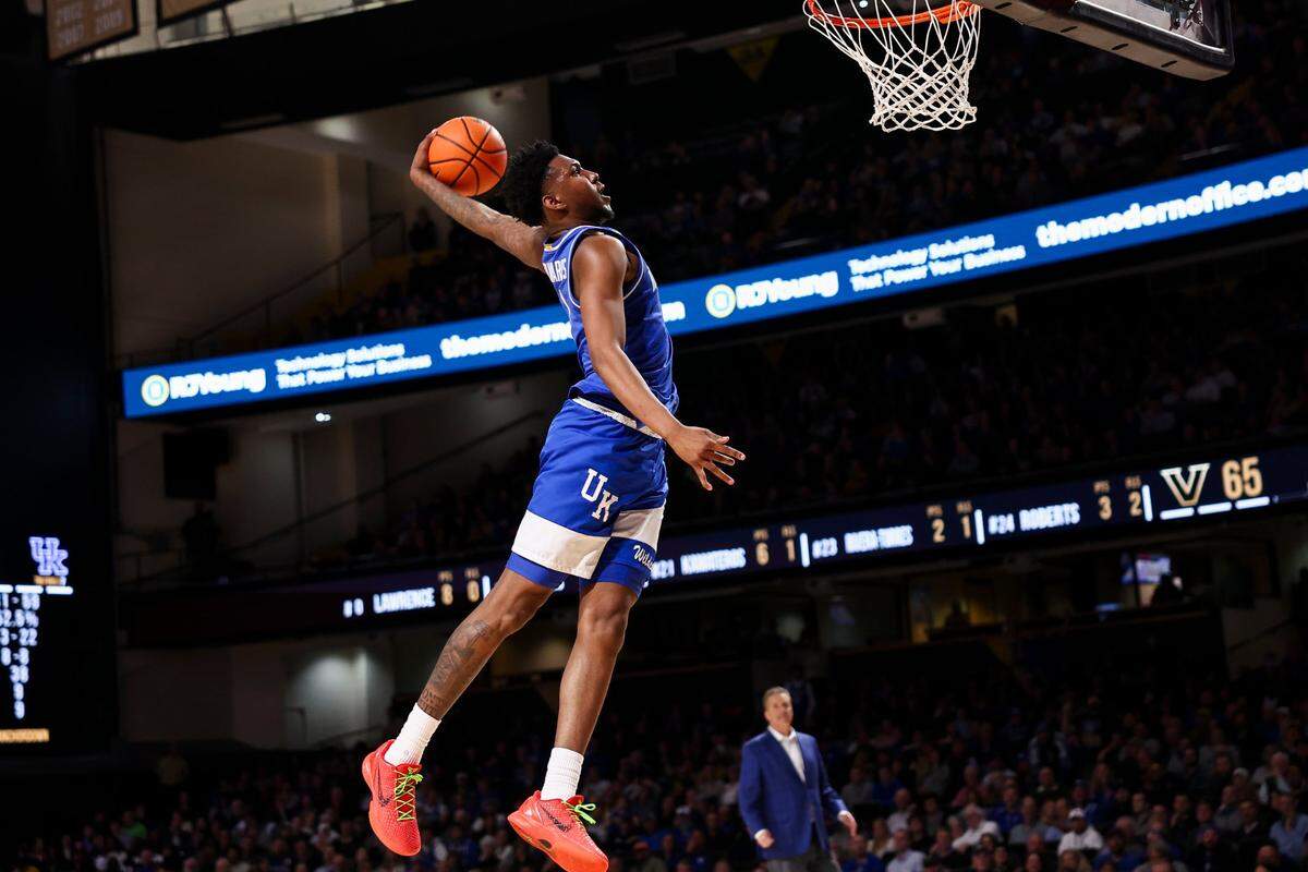 Kentucky freshman Justin Edwards (1) went in for a dunk during UK’s 109-77 win at Vanderbilt on Feb. 6.