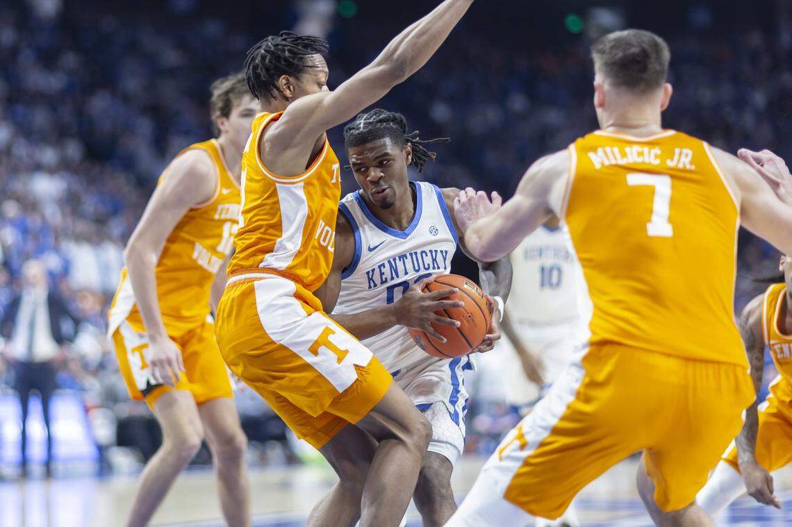 Kentucky’s Otega Oweh (00) drives against Tennessee’s Jordan Gainey (11). Oweh finished with team highs of 13 points, six rebounds and two blocked shots.