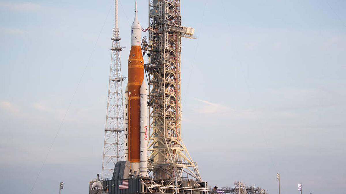 NASA’s Space Launch System (SLS) rocket with the Orion spacecraft aboard is seen atop the mobile launcher as it is rolled up the ramp at Launch Pad 39B, Wednesday, Aug. 17, 2022, at NASA’s Kennedy Space Center in Florida. NASA’s Artemis I mission is the first integrated test of the agency’s deep space exploration systems: the Orion spacecraft, SLS rocket, and supporting ground systems.