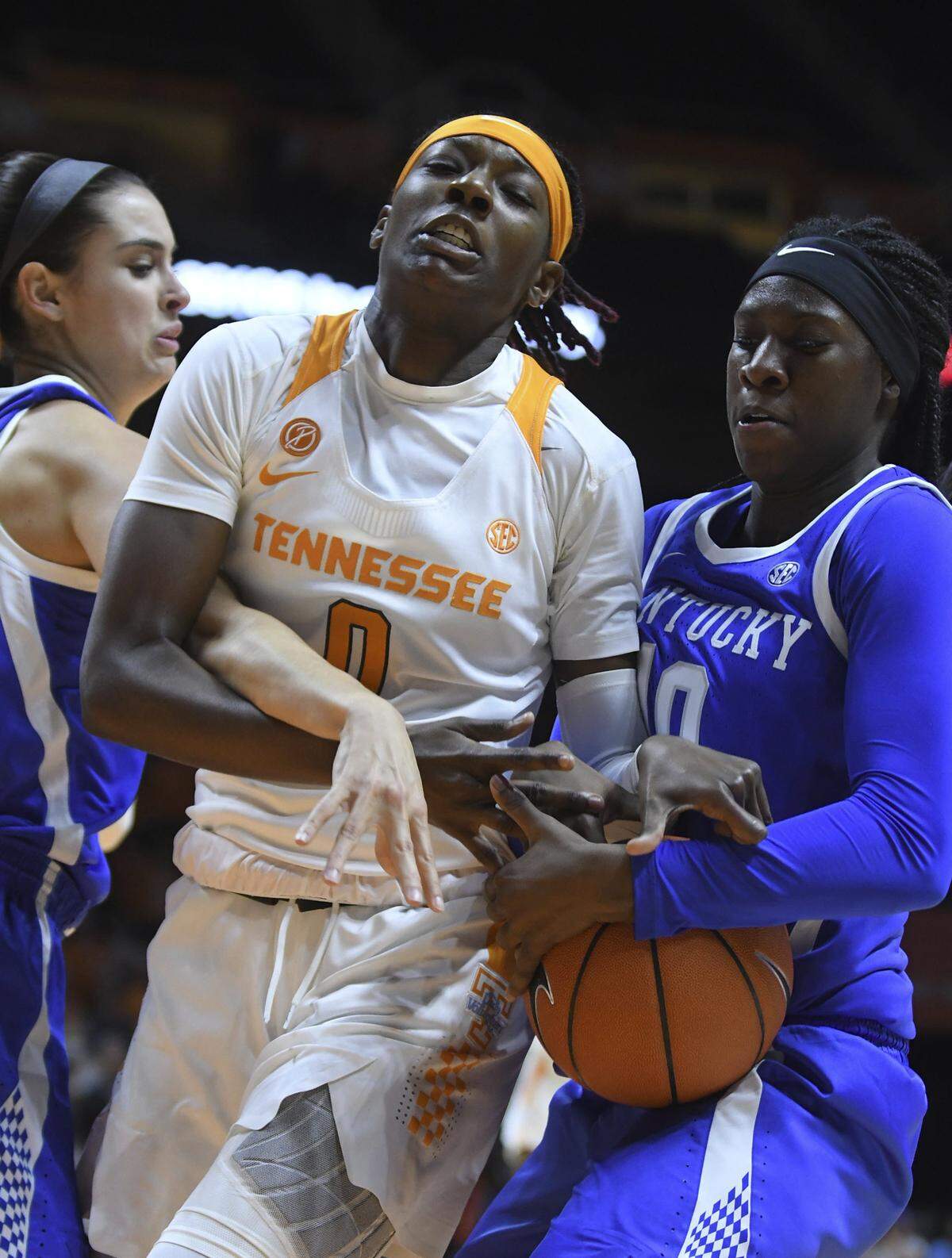 Kentucky’s Maci Morris, left, and Rhyne Howard double-teamed Tennessee’s Rennia Davis on Thursday night in Knoxville. Kentucky won even though Howard and Morris both fouled out midway through the fourth quarter.