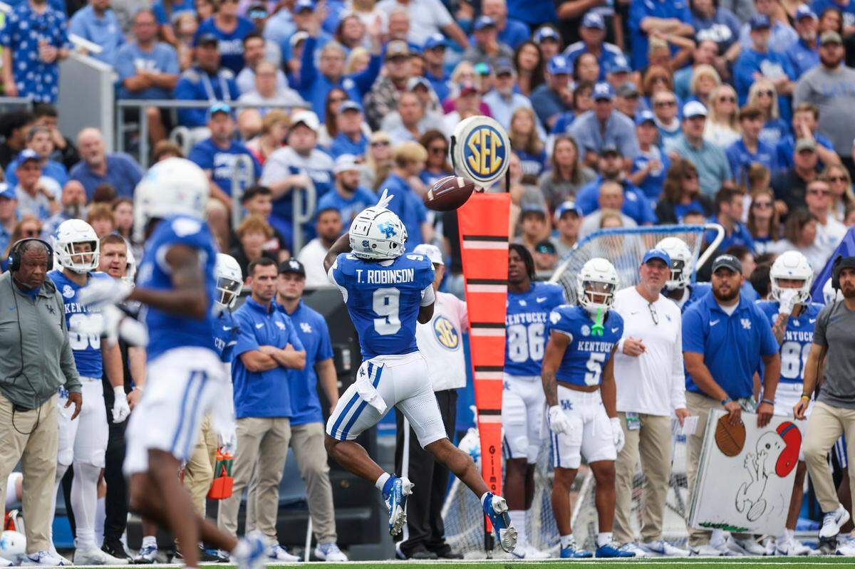 Kentucky wide receiver Tayvion Robinson (9) caught six passes for 136 yards and two touchdowns Saturday.