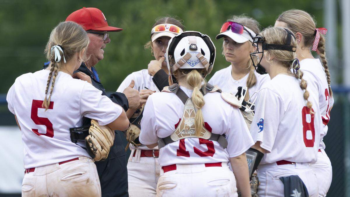 Lafayette coach Chris Hould huddles in the circle with his infield during the Generals’ 4-1 win in the 43rd District Softball Tournament final at Lafayette High School on Thursday.