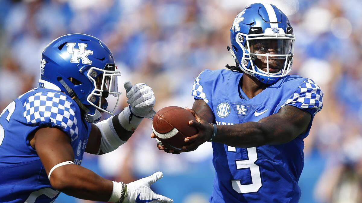 Kentucky quarterback Terry Wilson (3) handed the ball off to Benny Snell Jr. during Saturday’s game against Central Michigan.
