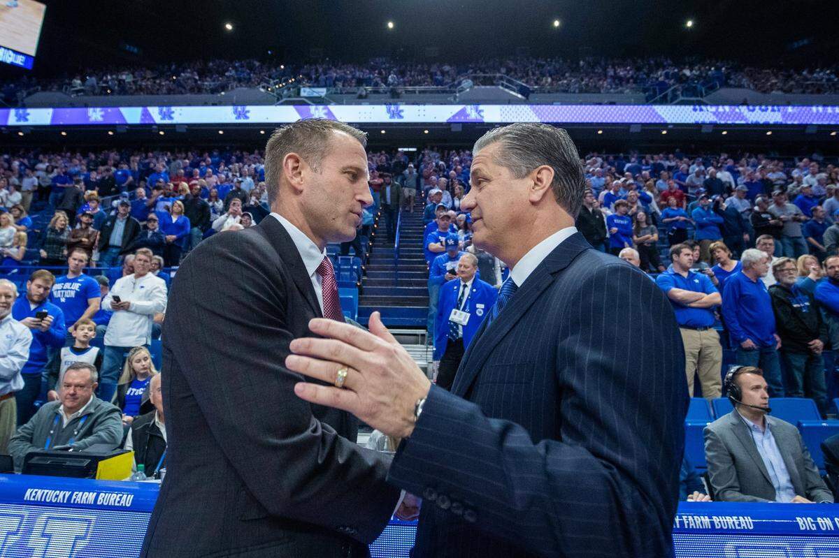 Last season, Alabama Coach Nate Oats, left, became the first SEC coach to beat Kentucky and John Calipari twice in the regular season since 2017-18.