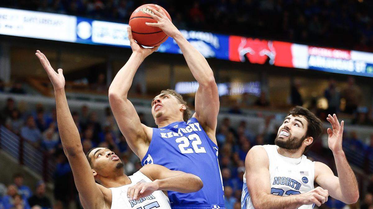 Kentucky’s Reid Travis scored 16 points in the first half Saturday against North Carolina.