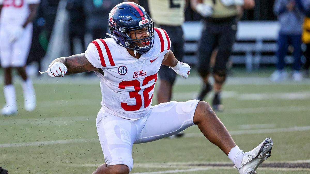 Jacquez Jones, a linebacker from Ole Miss, has transferred to the University of Kentucky.