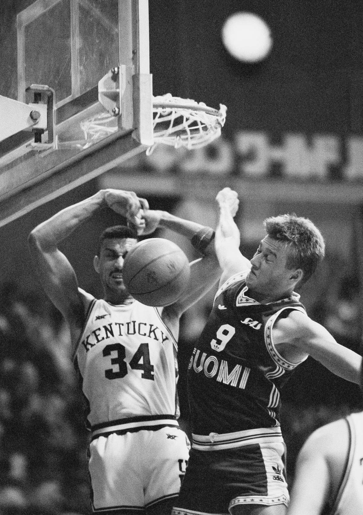 Kentucky forward Kenny Walker dunked over a block attempt by Pertti Marttila of the Finland National Team during UK’s trip to Tokyo in 1986.