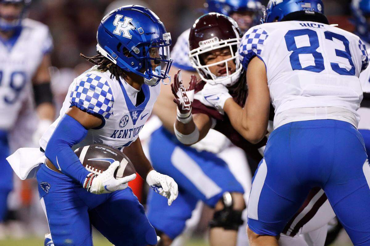 Kentucky wide receiver Wan’Dale Robinson, left, ran the ball as tight end Justin Rigg (83) blocked during Saturday night’s game against Mississippi State Bulldogs at Davis Wade Stadium in Starkville, Miss.