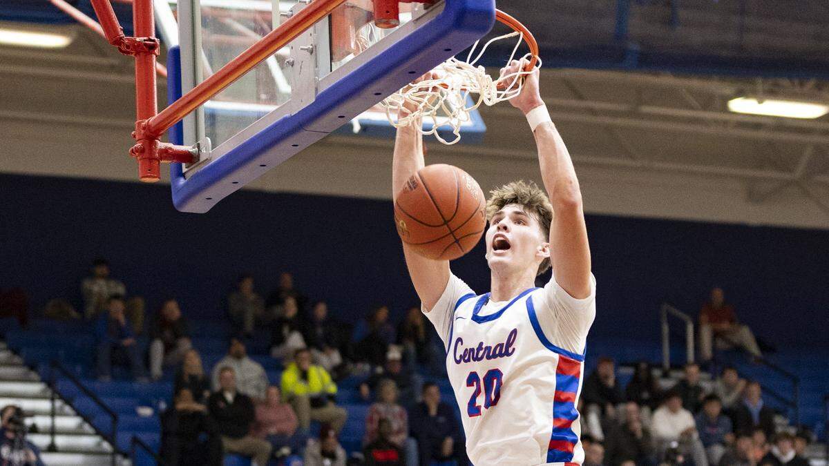 After originally choosing Belmont, Madison Central star Jake Feldhaus has signed with South Florida and ex-Louisville coach Chris Mack. Feldhaus is the son (Deron Feldhaus) and grandson (Allen Feldhaus Sr.) of former Kentucky Wildcats players.