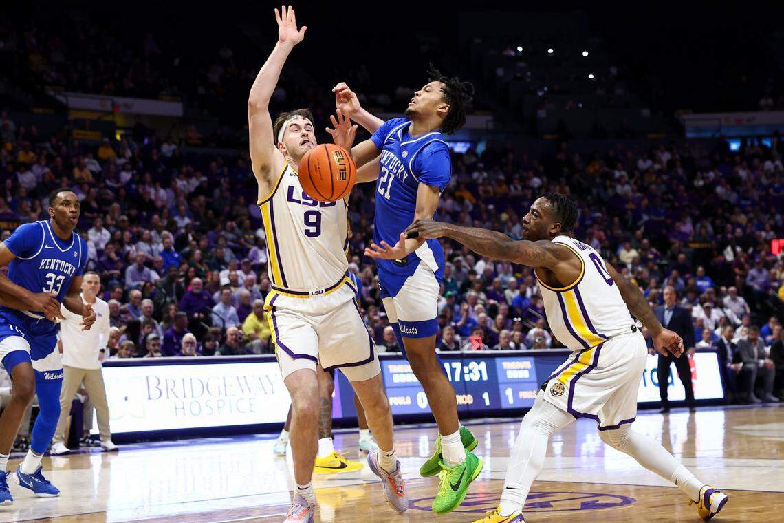 Kentucky guard D.J. Wagner (21) loses control of the ball against LSU forward Will Baker (9) during Wednesday’s game.
