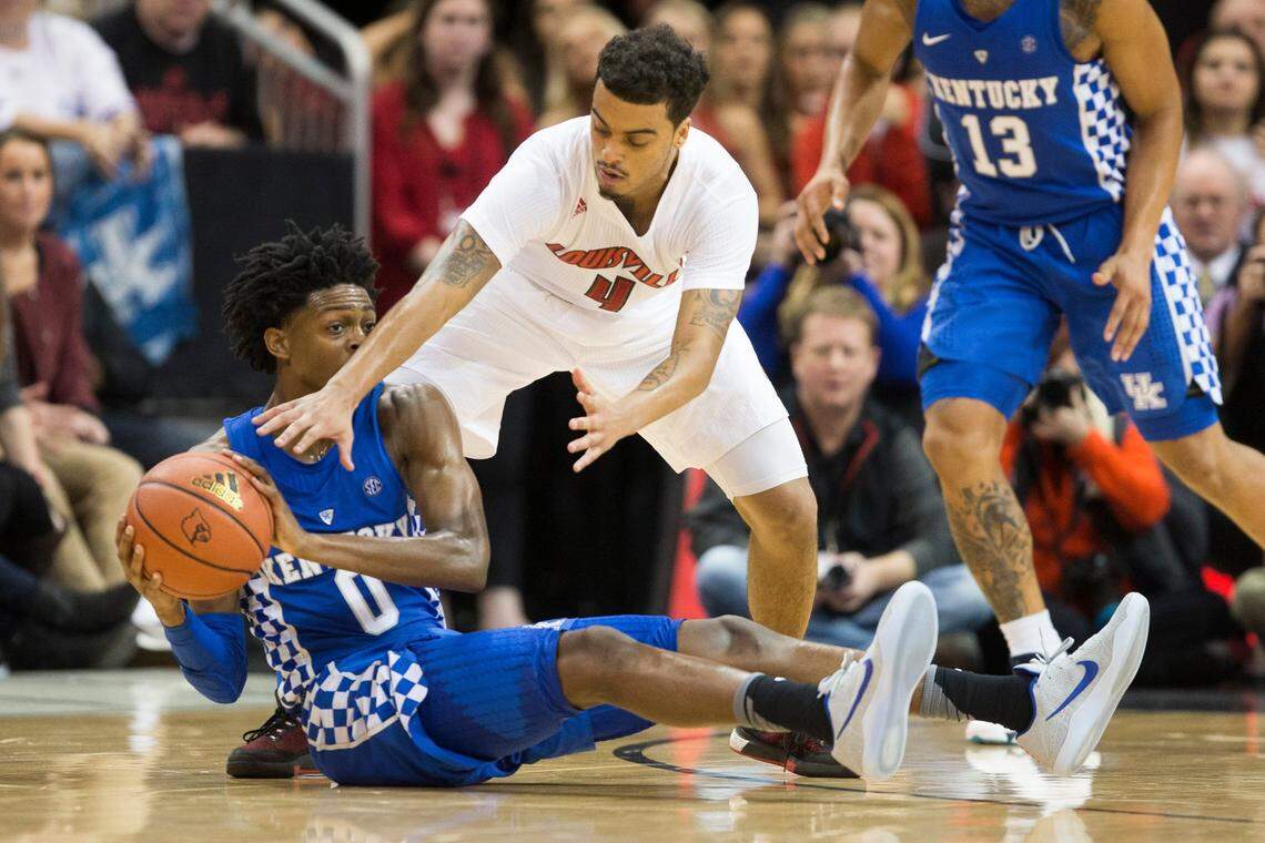 Louisville guard Quentin Snider (4) fought Kentucky Wildcats guard De’Aaron Fox (0) for a loose ball in the Cardinals’ 73-70 win over the Wildcats in 2016-17 at the KFC Yum Center.