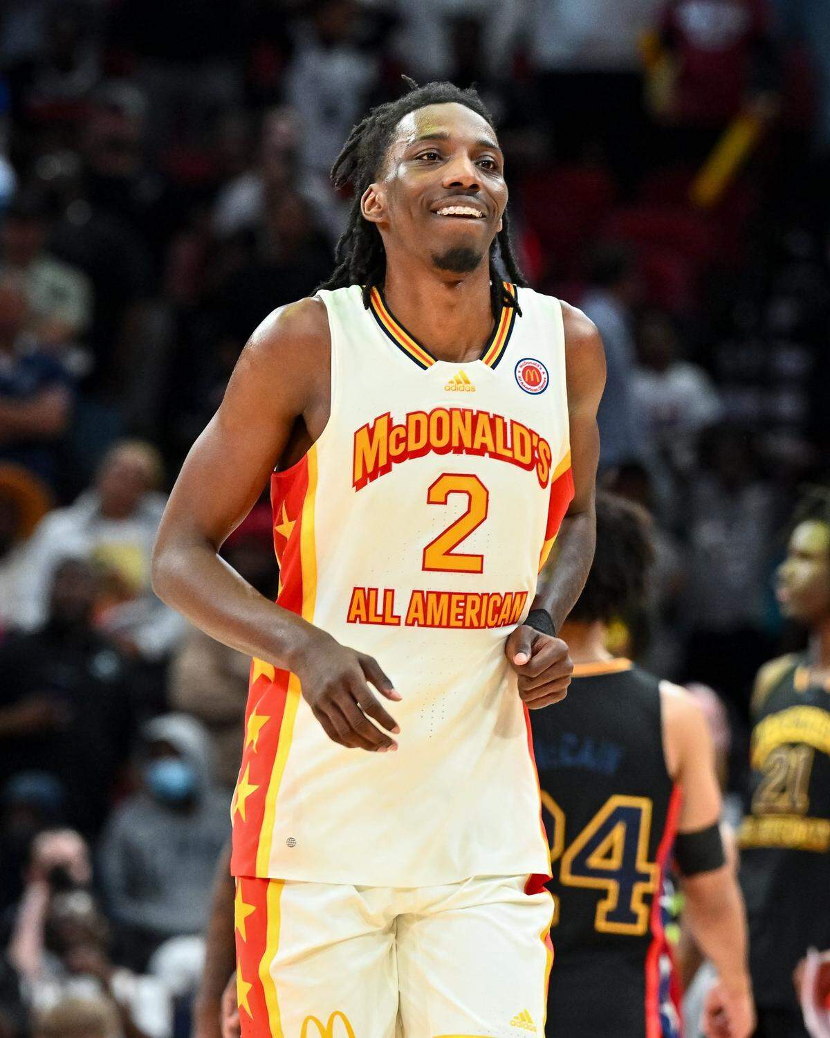 Kentucky signee Aaron Bradshaw was active offensively and defensively in the East’s victory on Tuesday night.