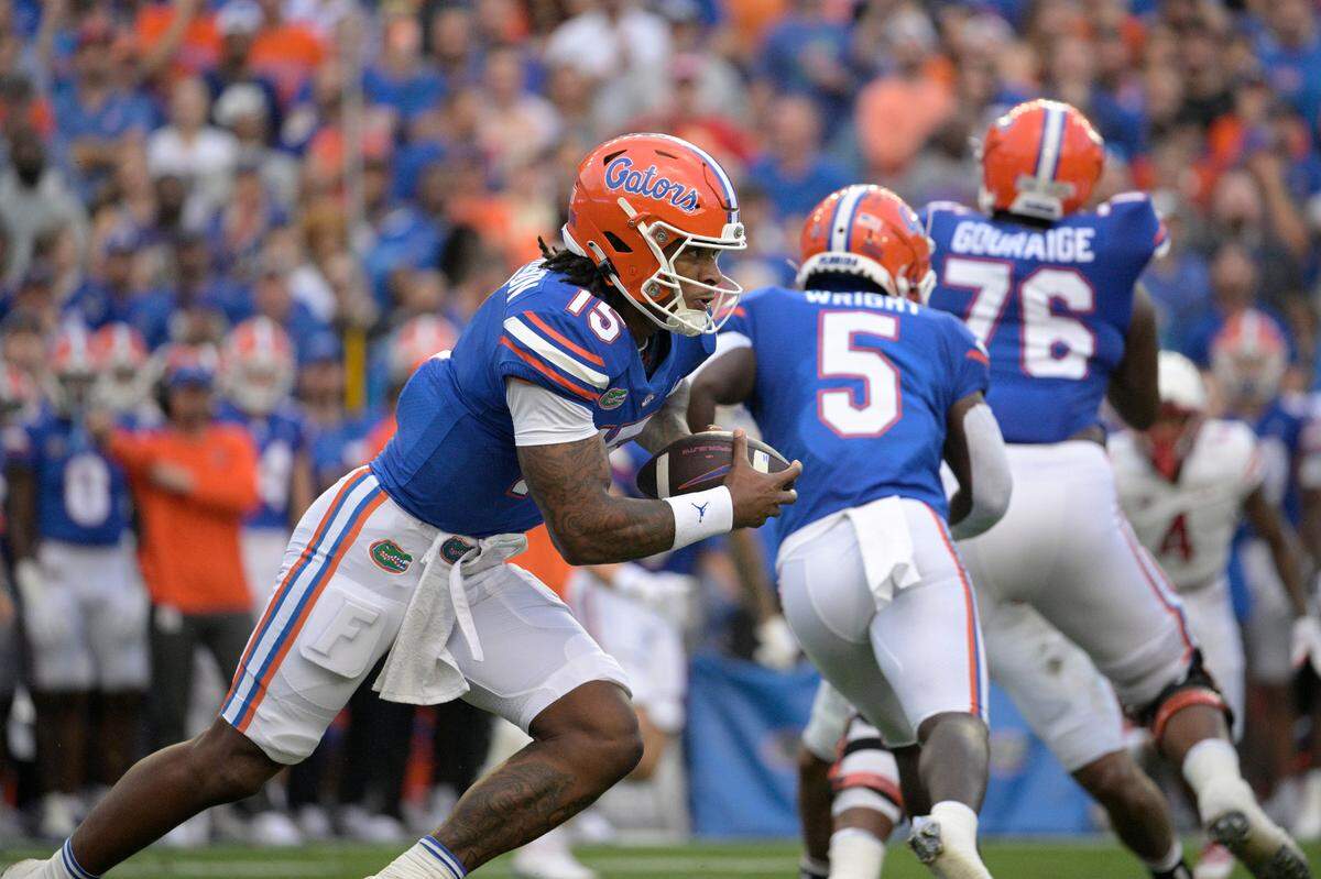 Florida quarterback Anthony Richardson (15) rushes for yardage during the first half against Utah on Saturday in Gainesville.