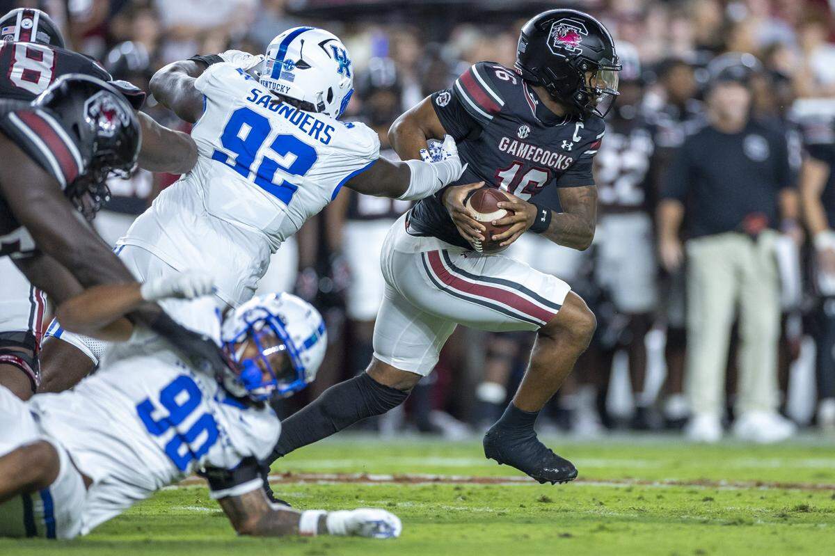 Kentucky defensive lineman Kahlil Saunders (92) tries to wrap up South Carolina quarterback LaNorris Sellers (16) during Saturday’s game at Williams-Brice Stadium in Columbia, S.C.