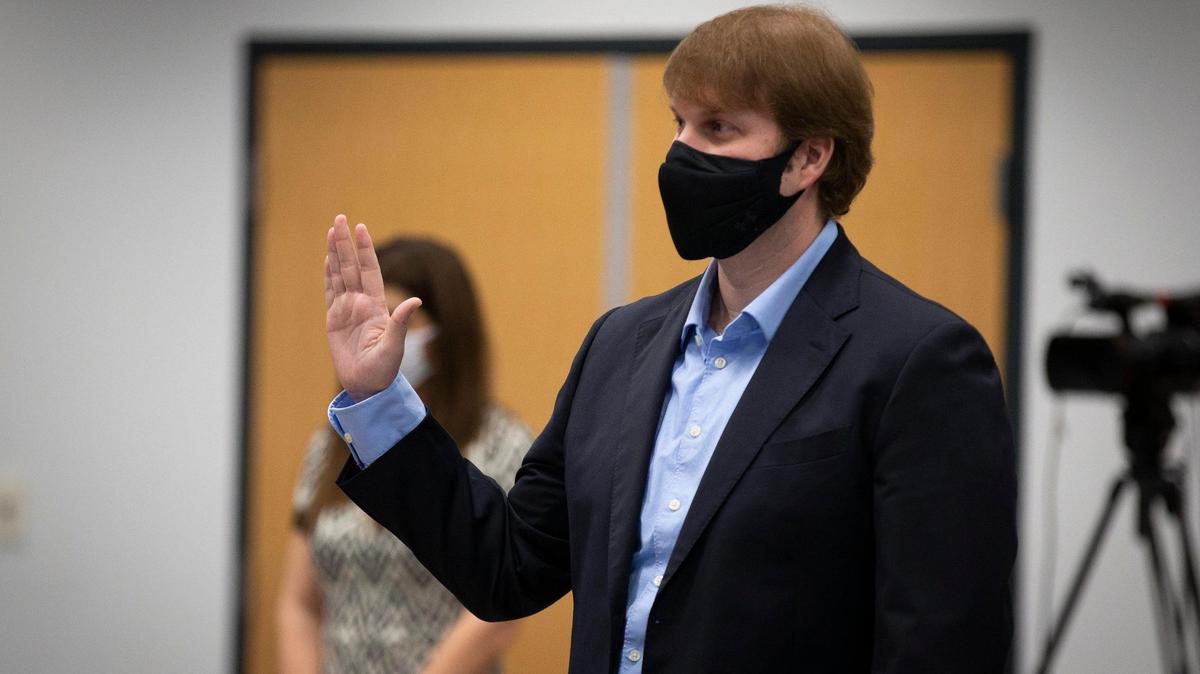 David Kloiber, one of four new Lexington-Fayette Urban County council members, held up his hand while being sworn in during a ceremony at the Lexington Senior Center on Jan. 3, 2021.
