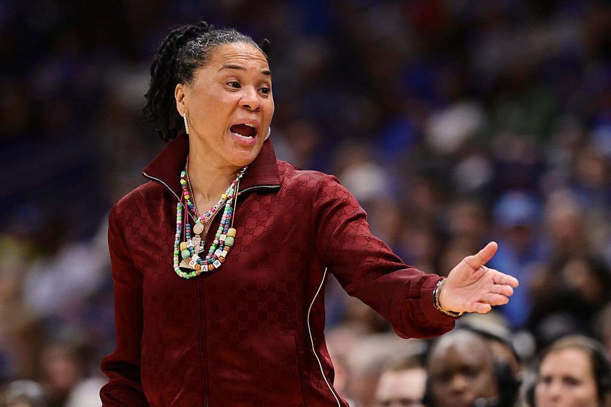 South Carolina women’s basketball coach Dawn Staley will bring the No. 3 Gamecocks to Memorial Coliseum on Sunday for what will be No. 16 Kentucky’s Senior Day for five graduating Wildcats players — Josie Gilvin, Amelia Hassett, Teoni Key, Tonie Morgan and Jordan Obi.