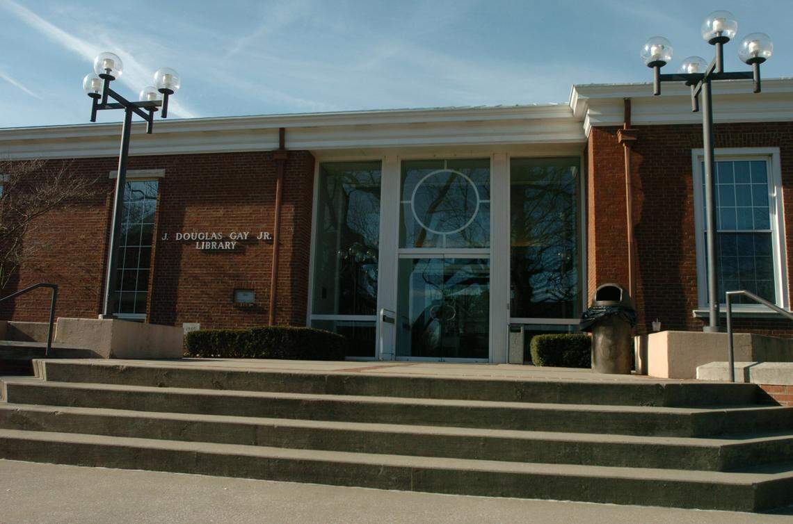 Main entrance to the J. Douglas Gay Jr. Library, Transylvania University,  Lexington, KY, Saturday, February 19, 2005. Staff photo/Janet Worne.
