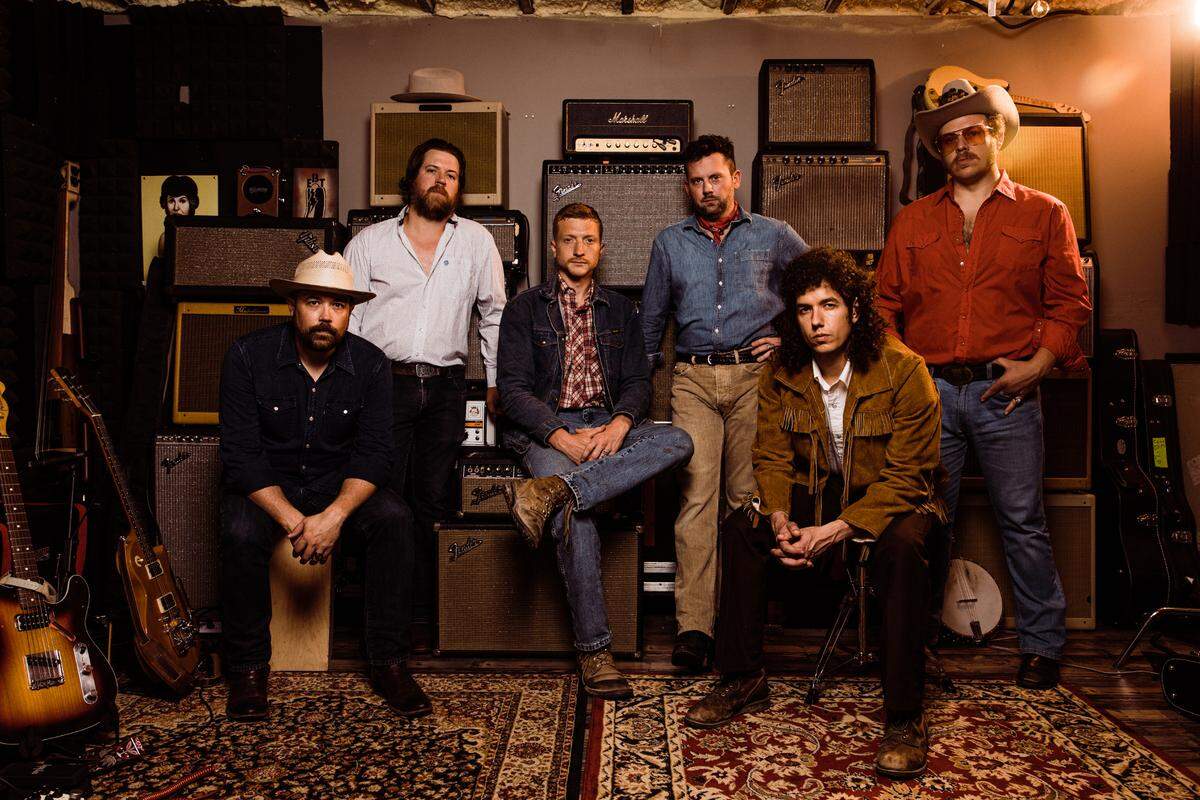 Tyler Childers, center, with his band, the Food Stamps.