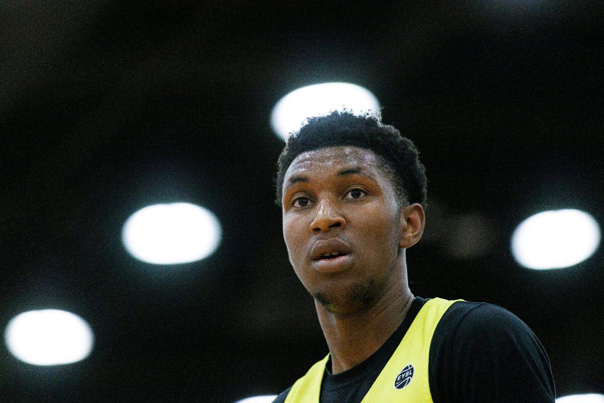 Justin Edwards is one of the top recruits in the Nike EYBL and is now viewed as a top-three prospect nationally in the 2023 class.