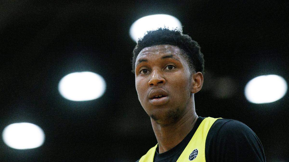 Justin Edwards is one of the top recruits in the Nike EYBL and is now viewed as a top-five prospect nationally in the 2023 class.