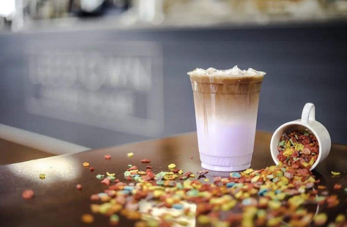 The Fruity Pebbles Macchiato tastes similarly to boba tea and is essentially made with a boba tea base combined with a double shot of espresso and sweetened condensed milk.