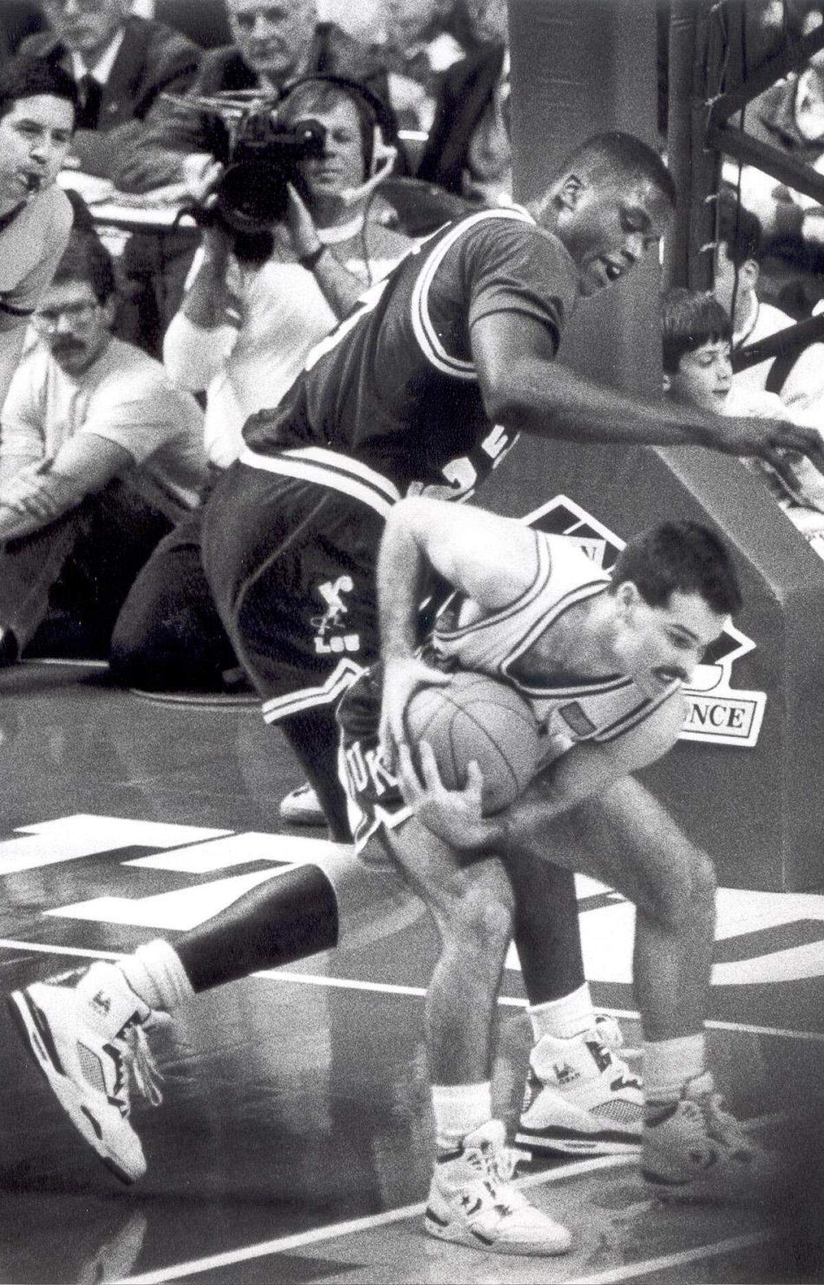 LSU’s Shaquille O’Neal, left, towered over UK’s Richie Farmer.