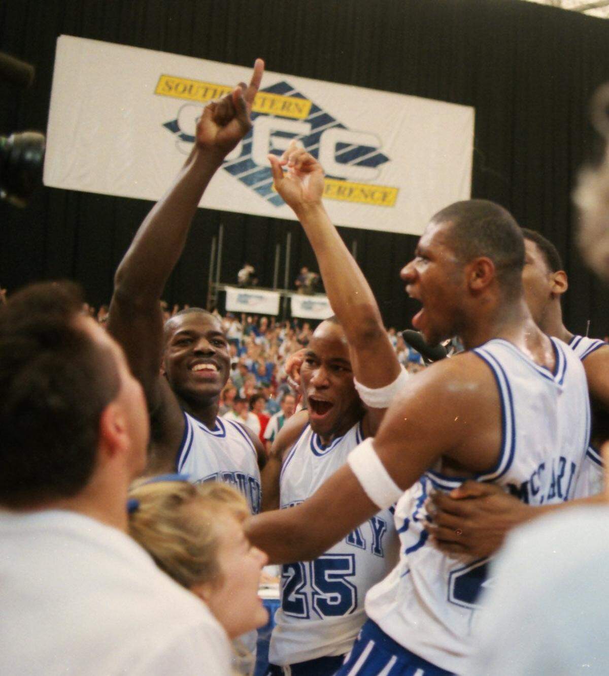 Kentucky’s Tony Delk, left, Anthony Epps, center, and Walter McCarty celebrated after the Wildcats rallied to beat defending NCAA champion Arkansas 95-93 in overtime to win the 1995 SEC Tournament in the Georgia Dome.
