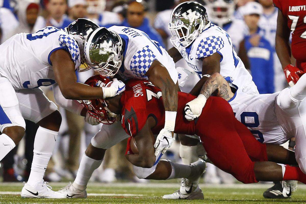 Kentucky senior defensive end T.J. Carter (90) drew frequent mentions this month from UK offensive linemen for having a strong preseason camp.