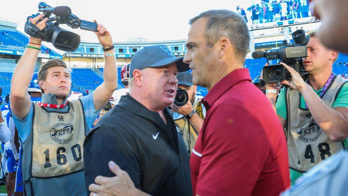 Kentucky coach Mark Stoops, left, is 1-3 head-to-head vs. South Carolina head man Shane Beamer, right. From 2014 through 2021, Stoops and UK went 7-1 against the Gamecocks.