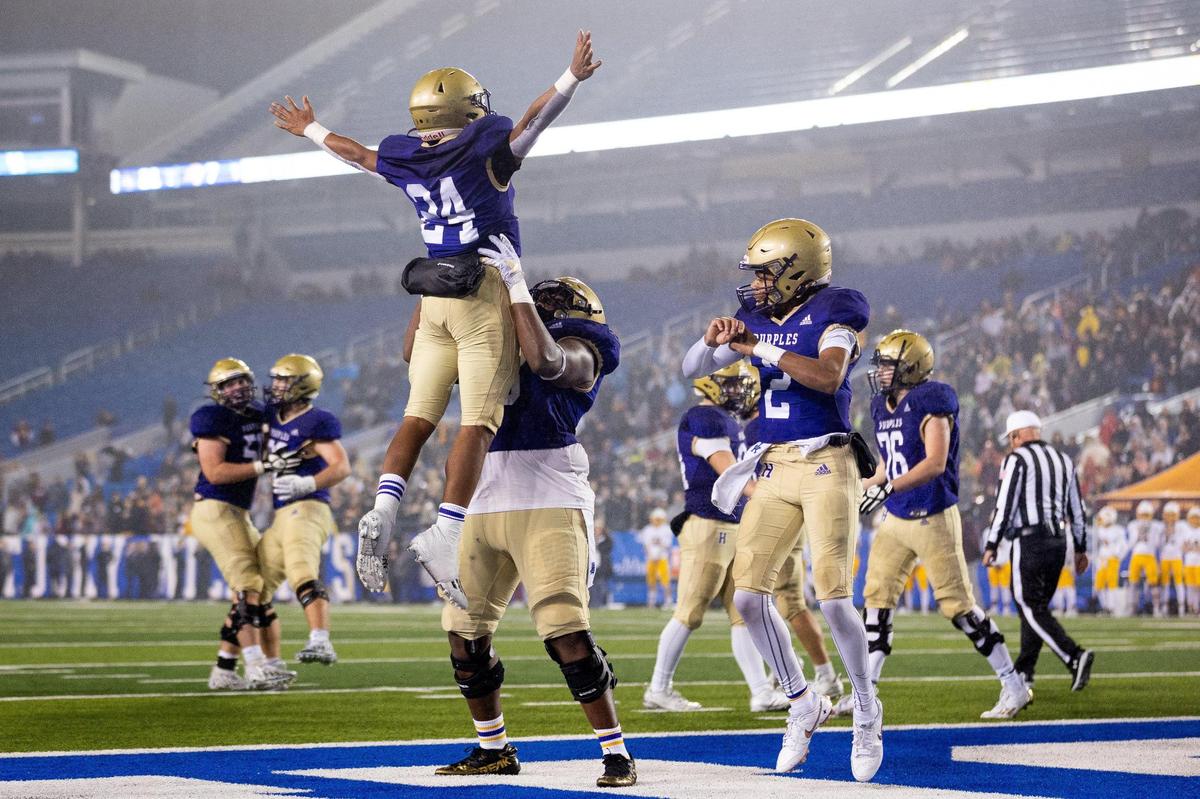 Bowling Green’s Jaxen Smith (24) celebrates after scoring one of his two touchdowns Saturday.