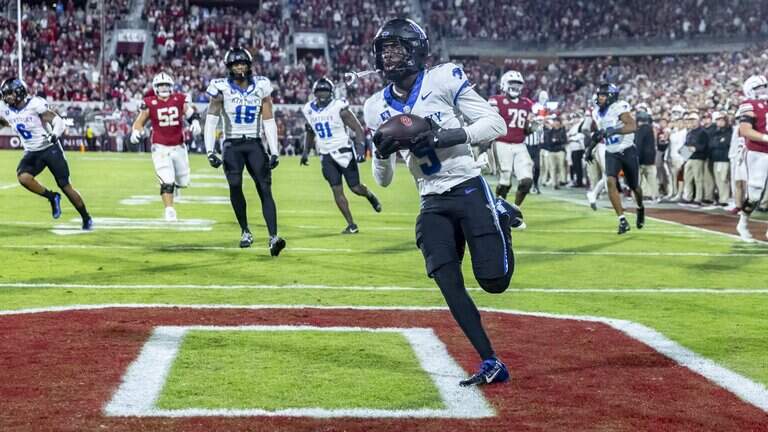 Four interceptions spur Kentucky to win at Oklahoma, first place in SEC