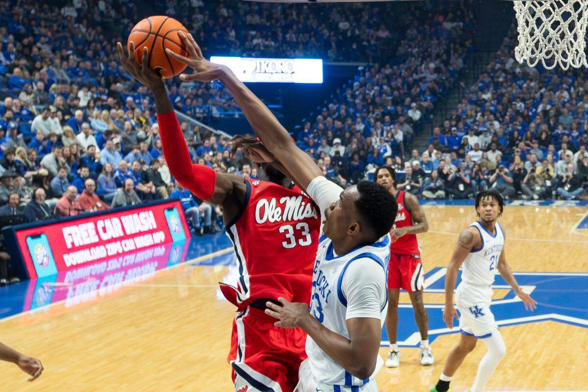 Kentucky center Ugonna Onyenso (33) blocked 10 shots in UK’s 75-63 win over Mississippi on Tuesday night.