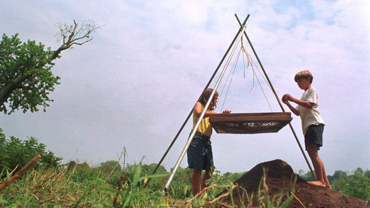 File Photo. In 1997, Brittany Camenisch, 10, and her cousin  Coleman Camenisch, 11, screened dirt in search of artifacts on their families  farmland in Stanford, Ky. A group of about 50 volunteers  participated in an archaeological dig at the site of Logan’s Fort in Lincoln  County.