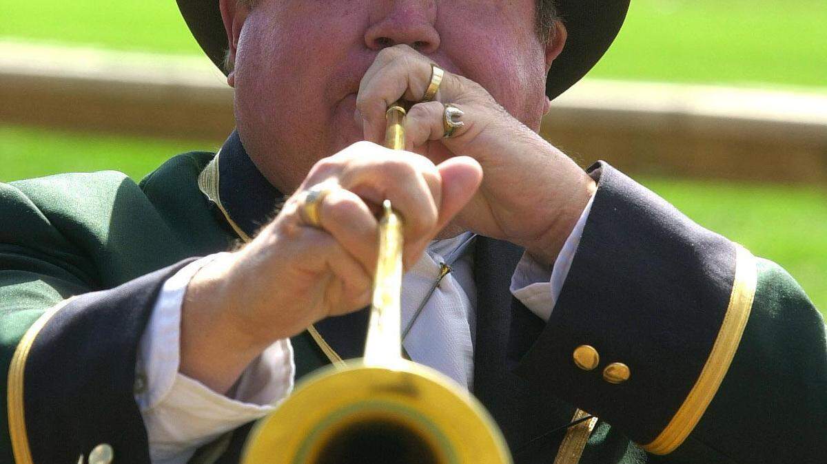 Above: Keeneland track bugler George "Bucky" Sallee played the call to the post before the first race at Keeneland on Oct. 5, 2002. During that meet he blew his 10,000th call to the post.

Left: On Tuesday, Sallee showed off a painting of himself by Charles Spaulding near the front door of his home in Georgetown.    