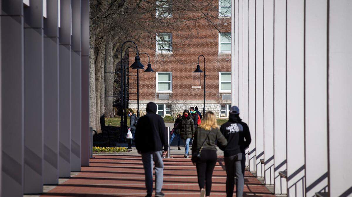 Students make their way through Eastern Kentucky UniversityÕs campus during the first week of classes in Richmond, Ky., Wednesday, January 20, 2021. Students returned to classes during the COVID-19 pandemic while vaccineÕs start to be distributed.