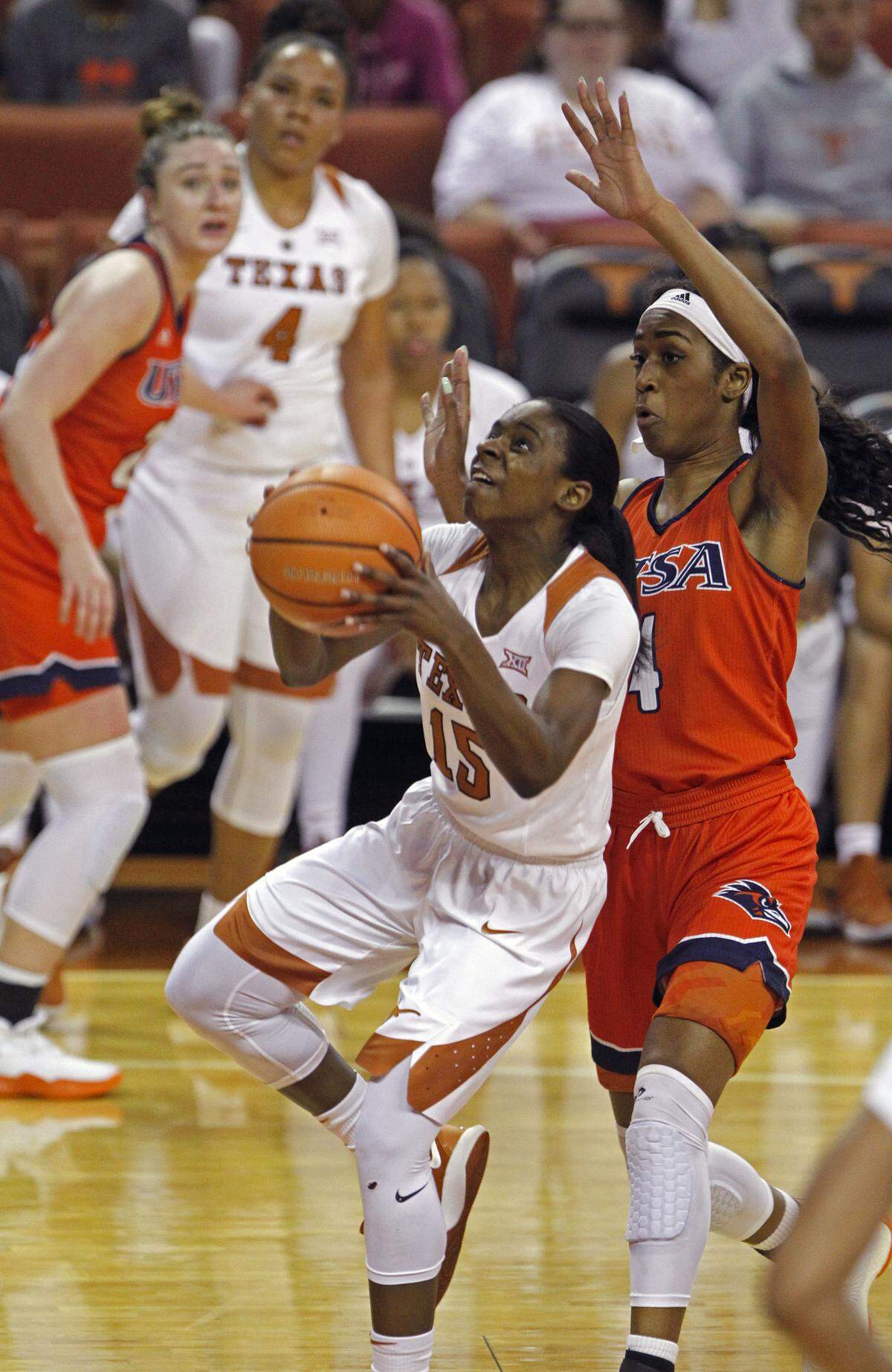 Chasity Patterson (15) drove to the basket during a game against Texas-San Antonio in 2017. Patterson was the nation’s No. 1-rated point guard recruit in 2017 as rated by ESPN HoopGurlz.