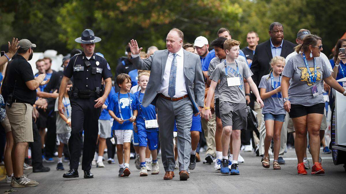 Kentucky’s Stoops discusses Wilson’s injury, his replacement and what happens next.