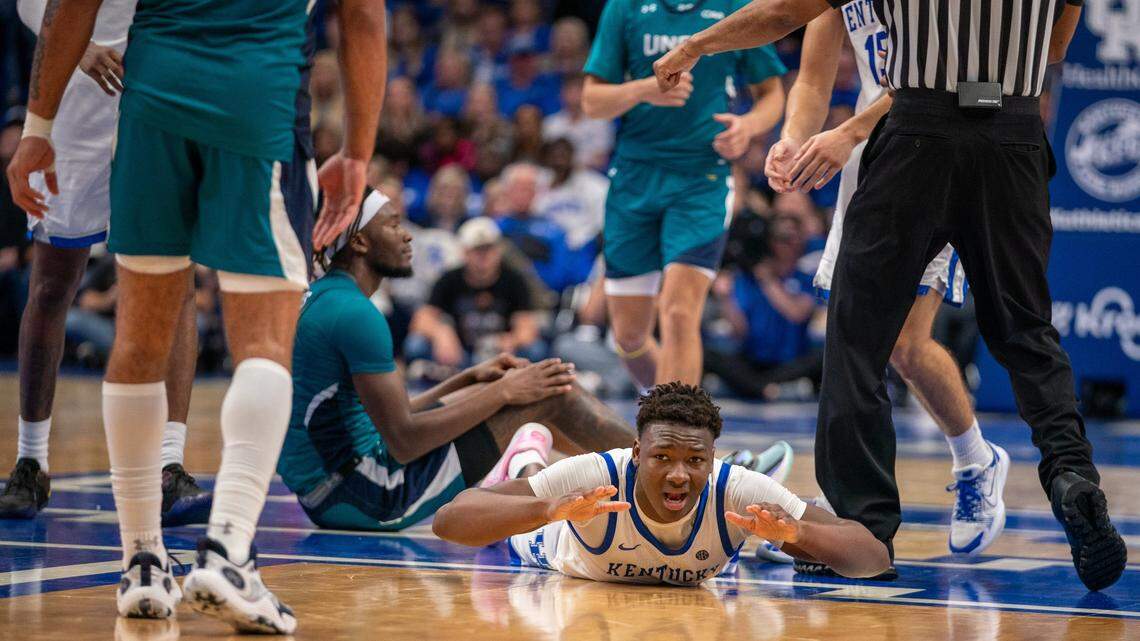 Kentucky’s Adou Thiero (3) dove for a loose ball during Saturday’s loss. Thiero finished with seven points and six rebounds.