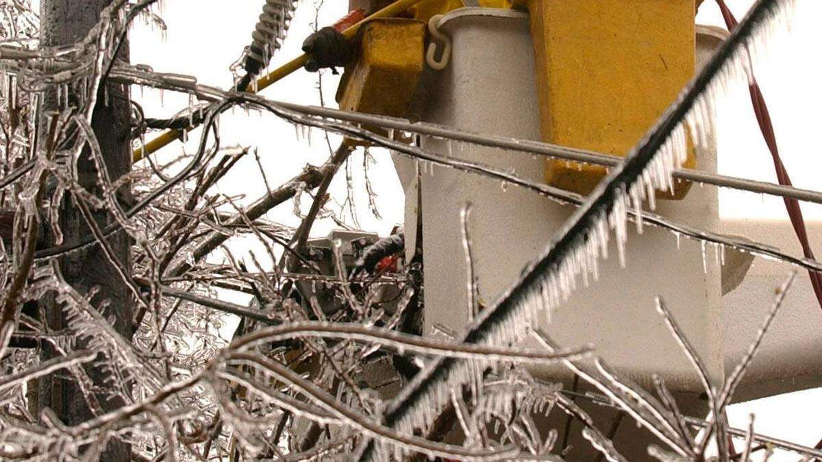 If you lose power in Fort Worth or Arlington during a snow or ice storm, there are shelters where you can go. In this file photo, Gary Allen with Kentucky Utilities in Lexington in 2003.