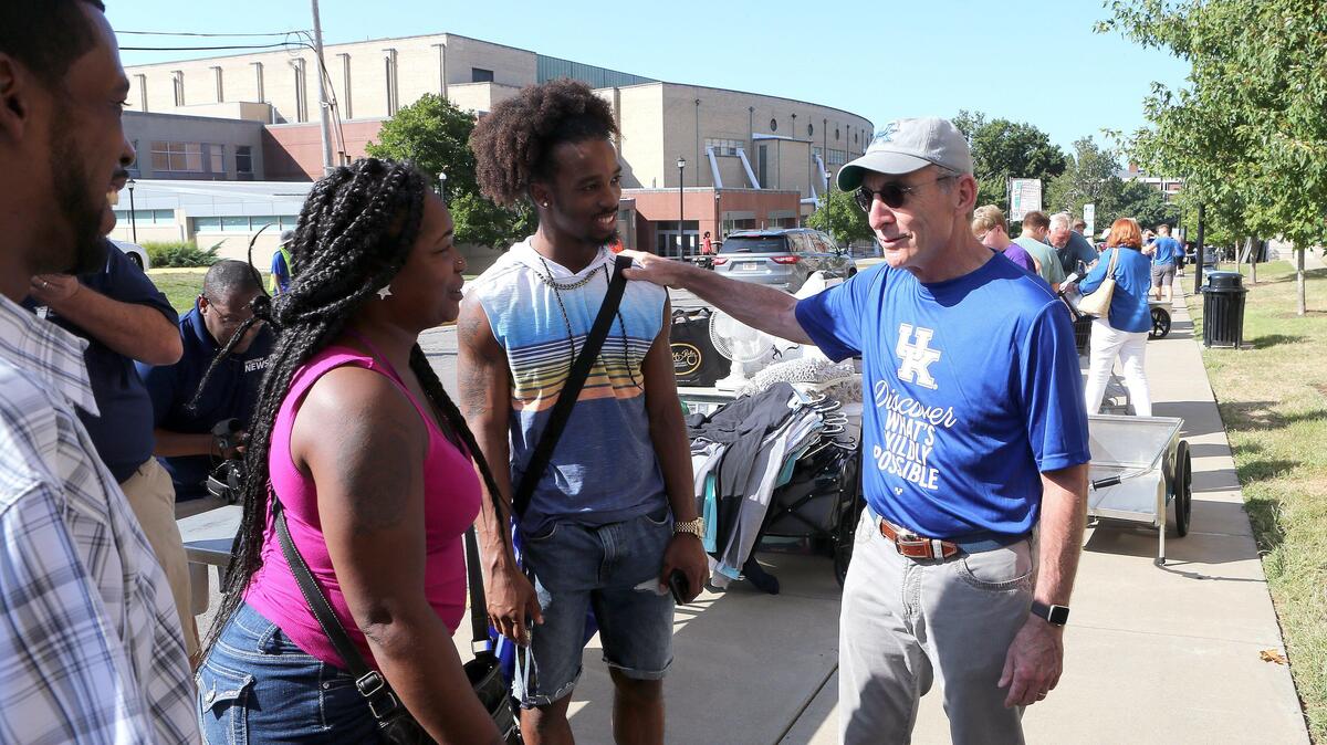 President Eli Capilouto visited with freshman Tony Mosley of Louisville and his parents Tony and Tequila Mosley in 2019. Photo by Matt Goins