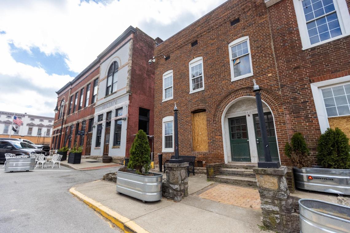 Italian restaurant Vallozzis is opening next door to The Amsden Bourbon Bar in Versailles’ former police station.